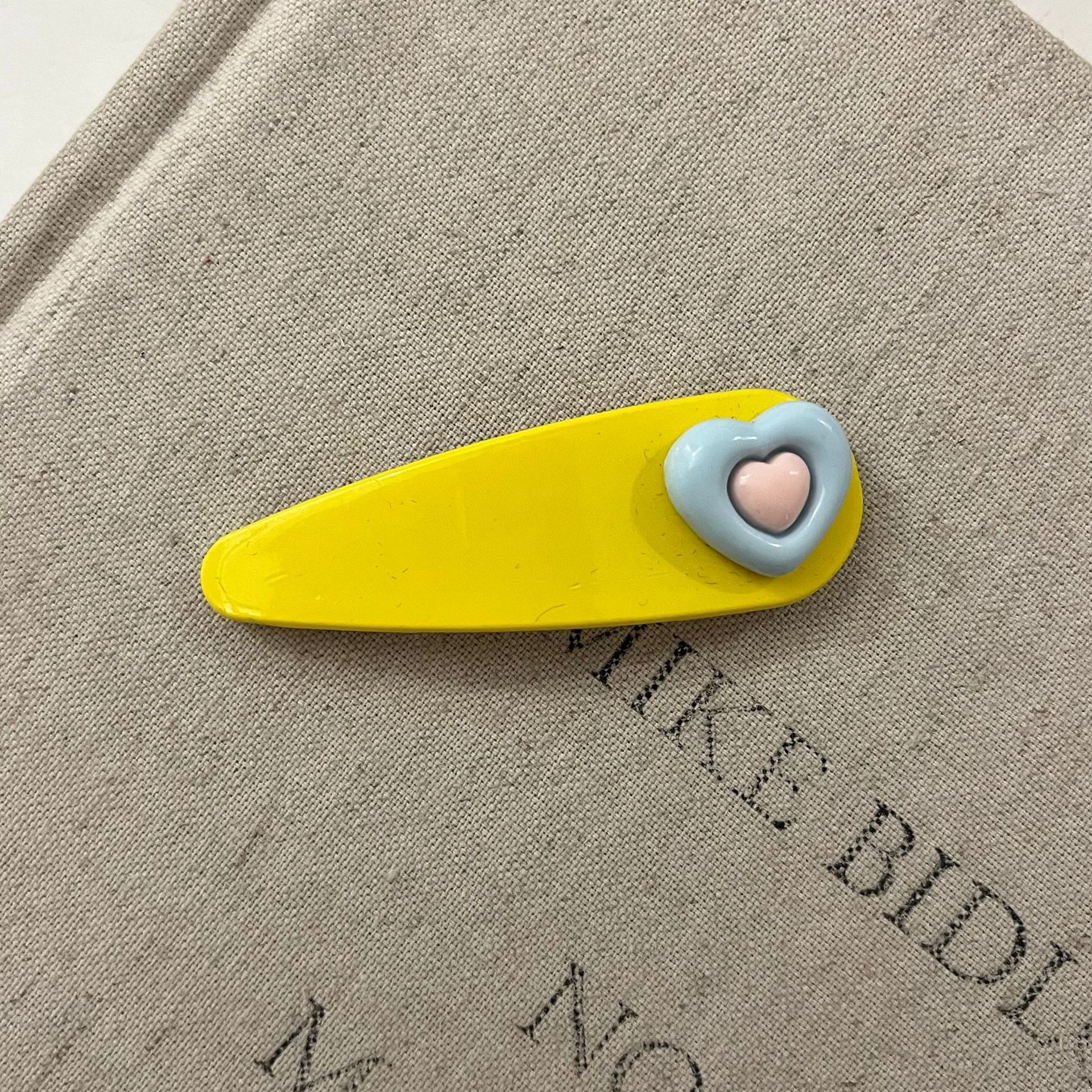 11#노란색 긴 막대에 파란색 하트