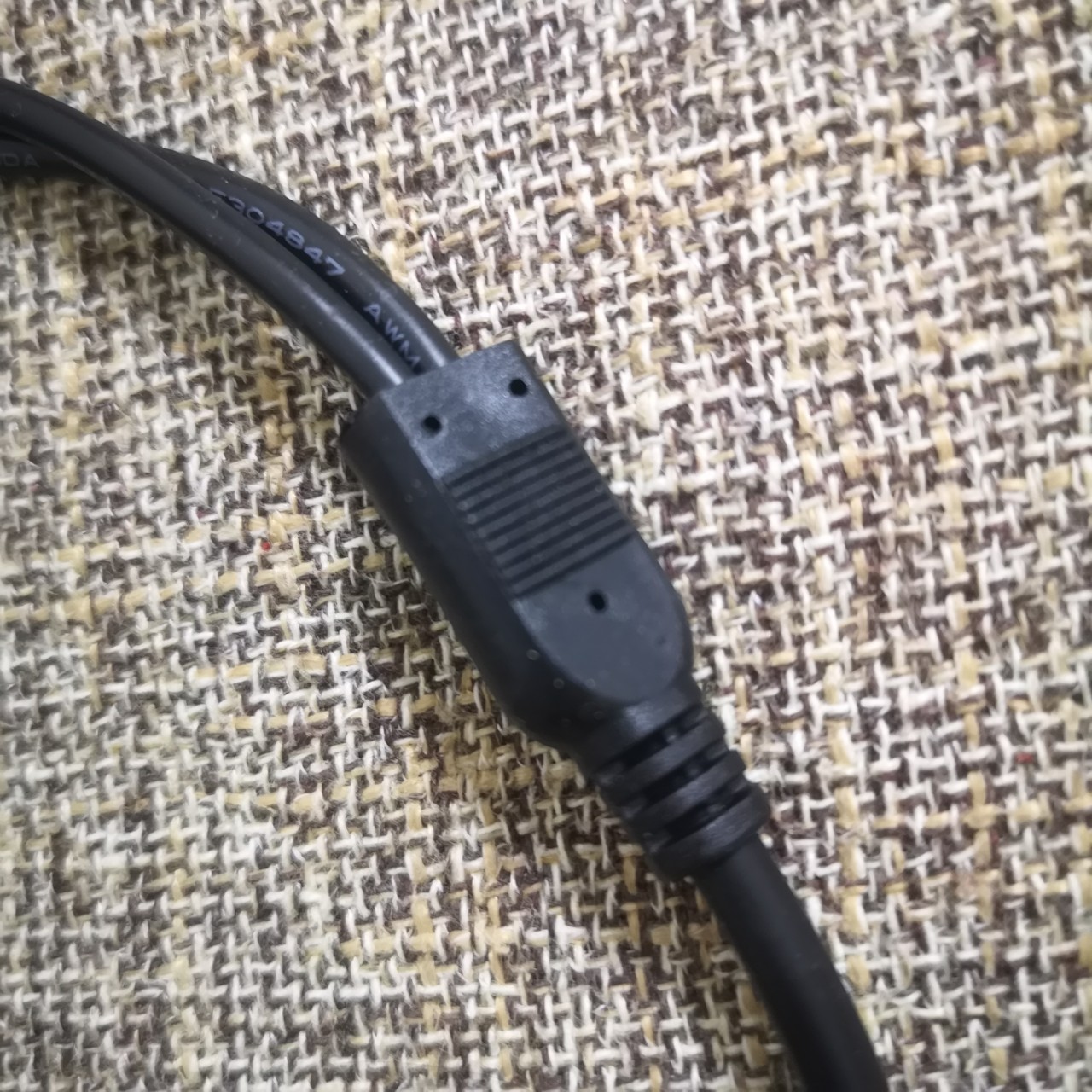 ����ֱ��DC�߰���������һ����һ�϶�12����Դ�����������ֻ���