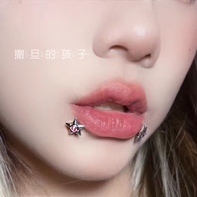 16G labret stud size and finish detail