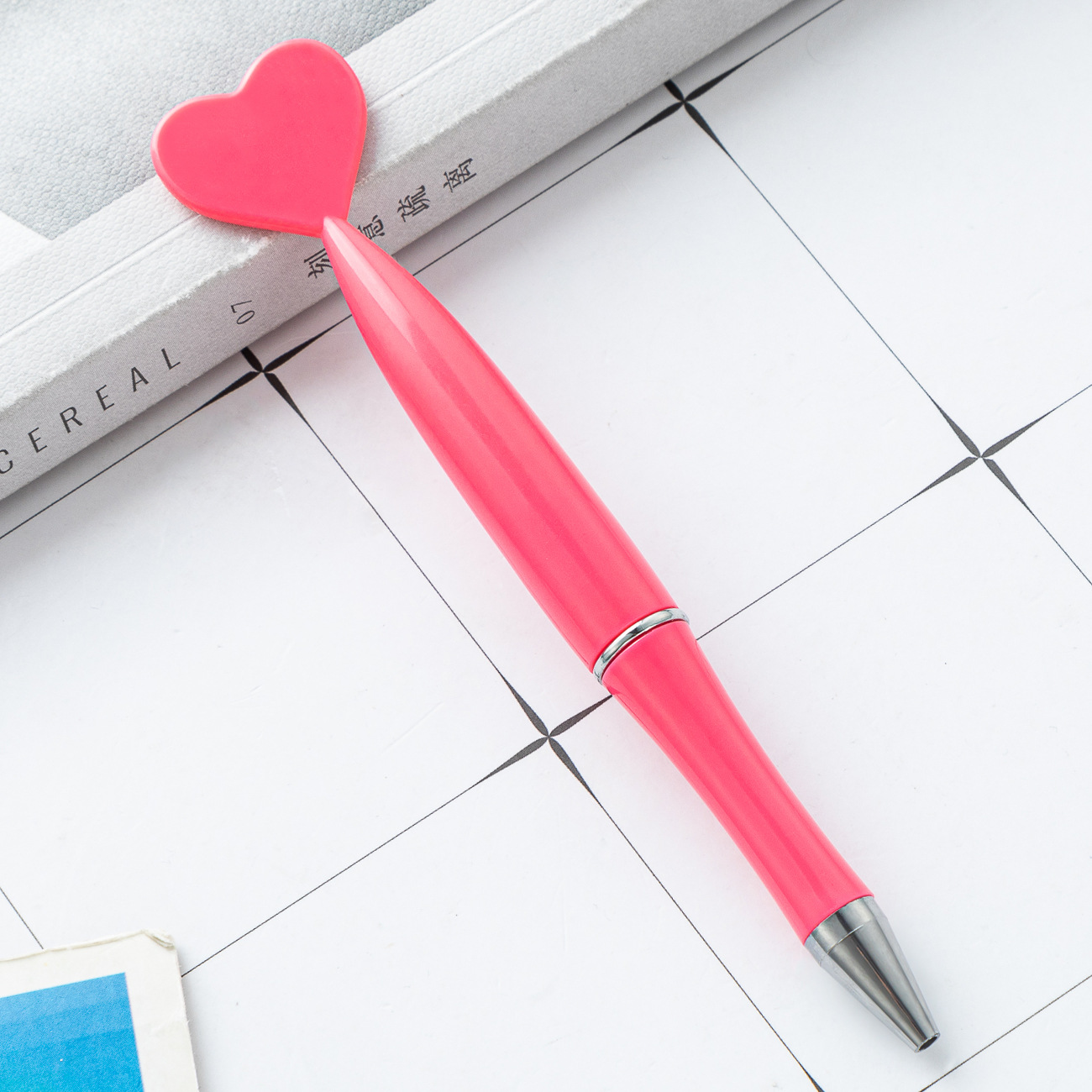 Amor bolígrafo de plástico al por mayor estudiantes papelería regalo bolígrafo publicitario puede imprimir logotipo de plástico en forma de corazón bolígrafo de torsión