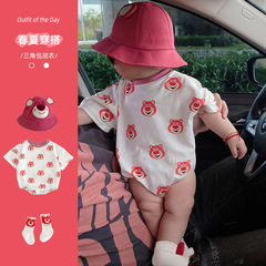 潮款0-2歲嬰兒衣服韓版寬鬆透氣舒適寶寶三角包屁衣滿印紅莓小熊
