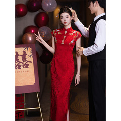 新しい中国式の赤い結婚のチャイナドレスの敬酒服2025新型の新婦の長いタイプの婚約は閣宴の絶美なドレスのスカートを出します。