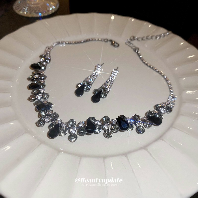 Collar de aretes cuadrados con incrustaciones de diamantes de dos piezas de moda, lujo ligero, collar de alta gama, temperamento exquisito, conjunto de joyas de todo fósforo