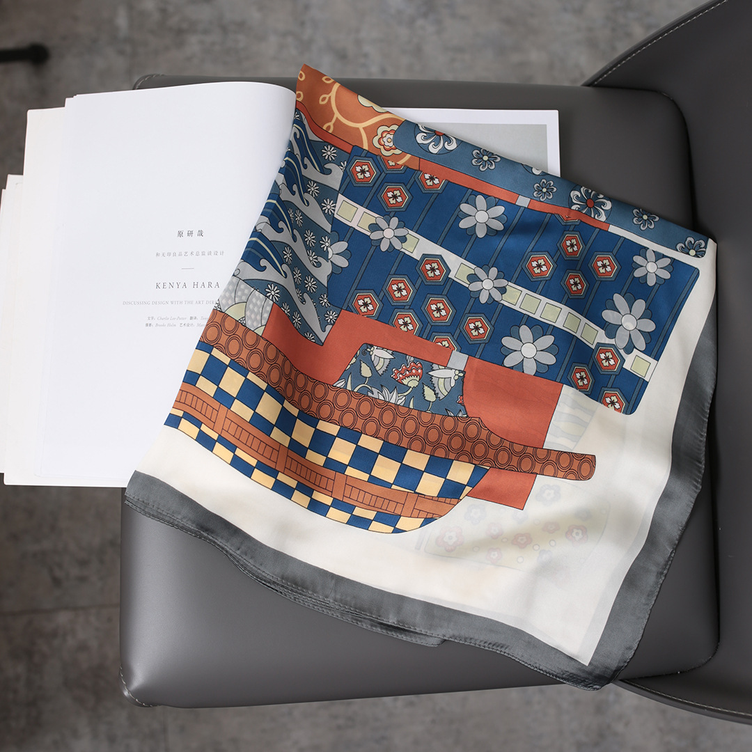 Foulard quadrato in seta da donna elegante e accessorio versatile_voghion.com