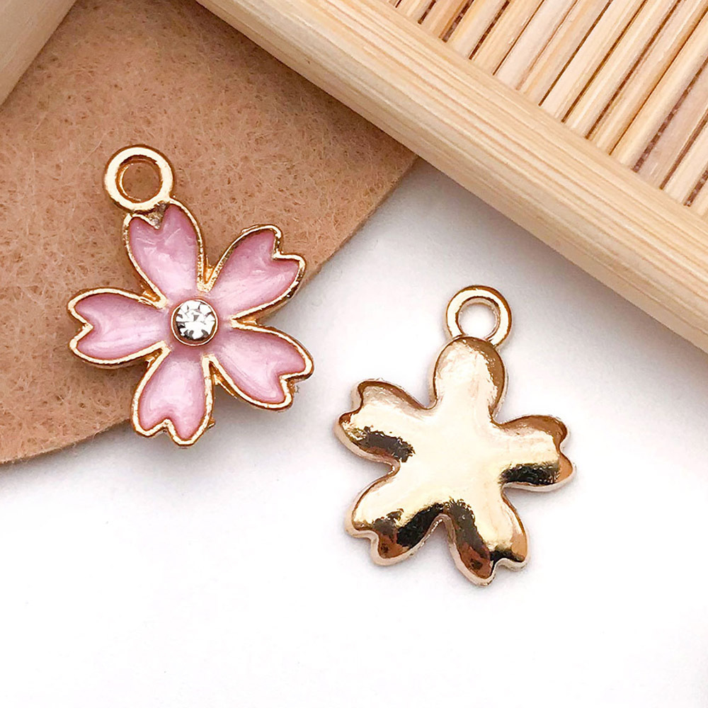 Colgantes esmaltados de flor de cerezo y margarita