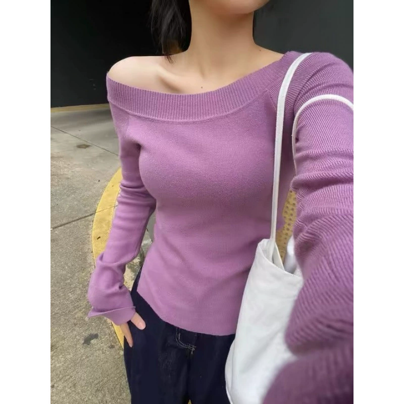 Сверкающий ультра-серый простой свитер с открытыми плечами женский 2024 осенью новый тонкий тонкий тонкий с длинными рукавами горячий топ девушки