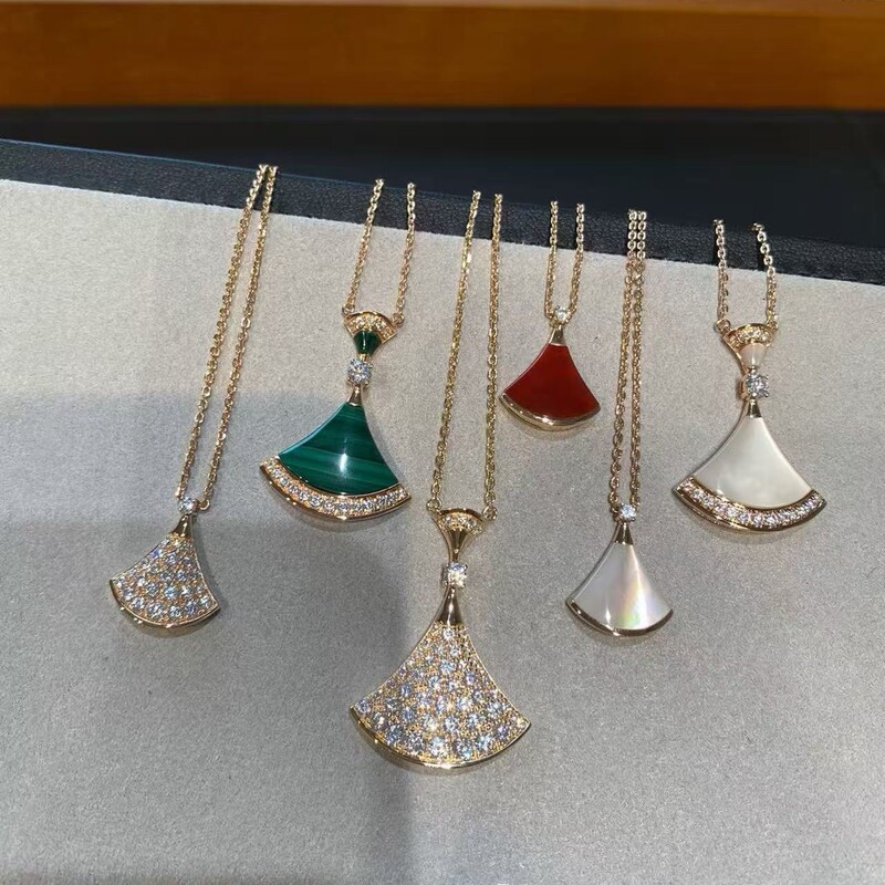 V-Gold Fan-Shaped Small Skirt Necklace for Women, Plated with 18K Gold, Light Luxury and High-End Feel, White Mother-Of-Pearl Clavicle Chain with Large Fan Pendant V-Gold Fan-Shaped Small Skirt Necklace for Women, Plated with 18K Gold, Light Luxury and High-End Feel, White Mother-Of-Pearl Clavicle Chain with Large Fan Pendant