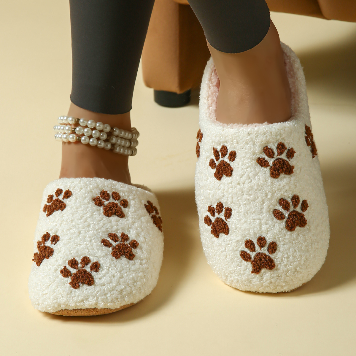 Zapatillas de algodón domésticas interiores de dibujos animados engrosados en otoño y invierno calentamiento casero casero zapatos de algodón de lana mujer