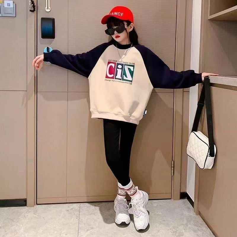 Girls' hoodie for autumn and winter 2023, new Korean version with a trendy style for middle-aged and young children, plush and thick girl long sleeved children's top
