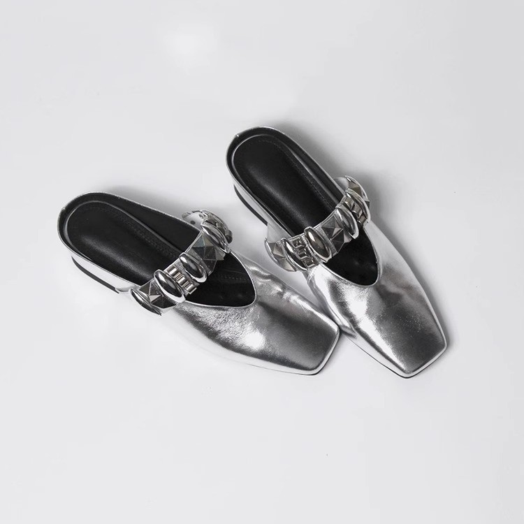 Zapatos de metal de estilo británico dulce y fresco para mujer 2025 en la estación europea
