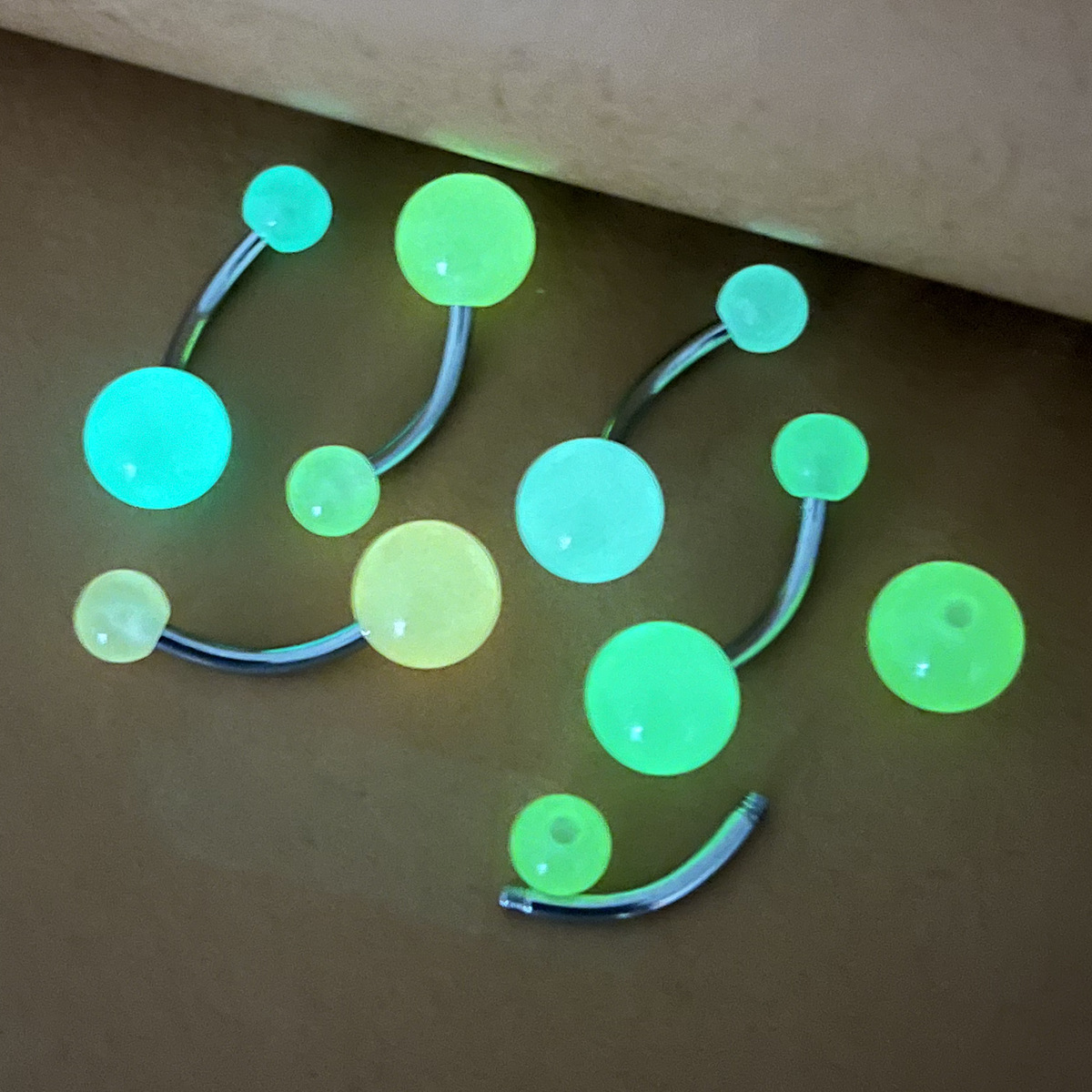 Leuchtender Acryl Bauchnabelpiercing Mit Edelstahl Stab_voghion.com