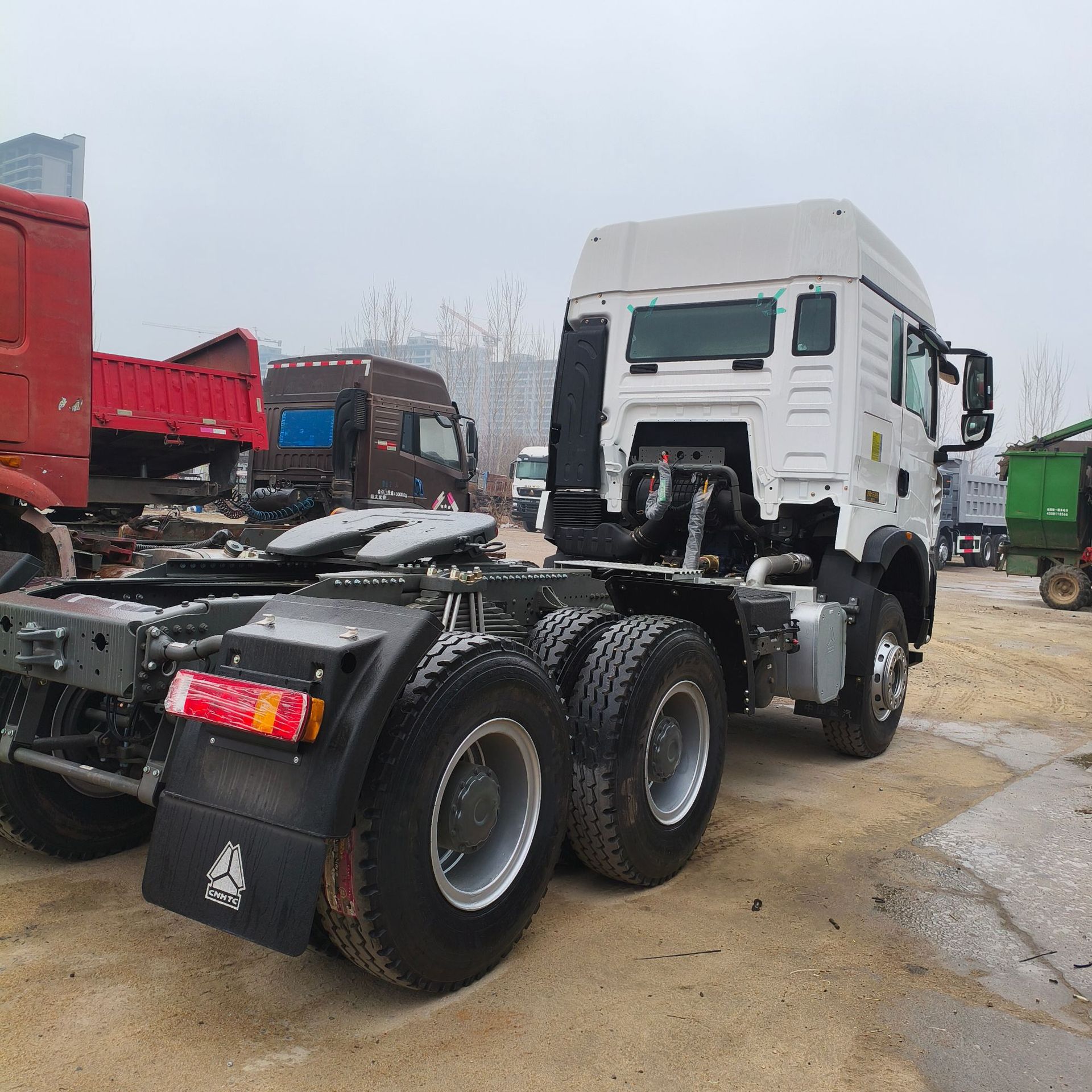 Exporting Howo 350-Horsepower Cement Tanker, Large 12-Cubic-Meter and 14-Cubic-Meter Cement Tanker