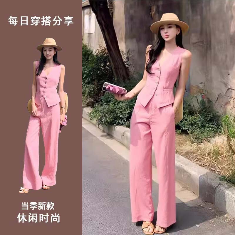 This Year's Trendy Pink Suit Vest Summer Outfit Is Paired with a Complete Set of Fashionable and Elegant Chanel-Style Suit Pants This Year's Trendy Pink Suit Vest Summer Outfit Is Paired with a Complete Set of Fashionable and Elegant Chanel-Style Suit Pants