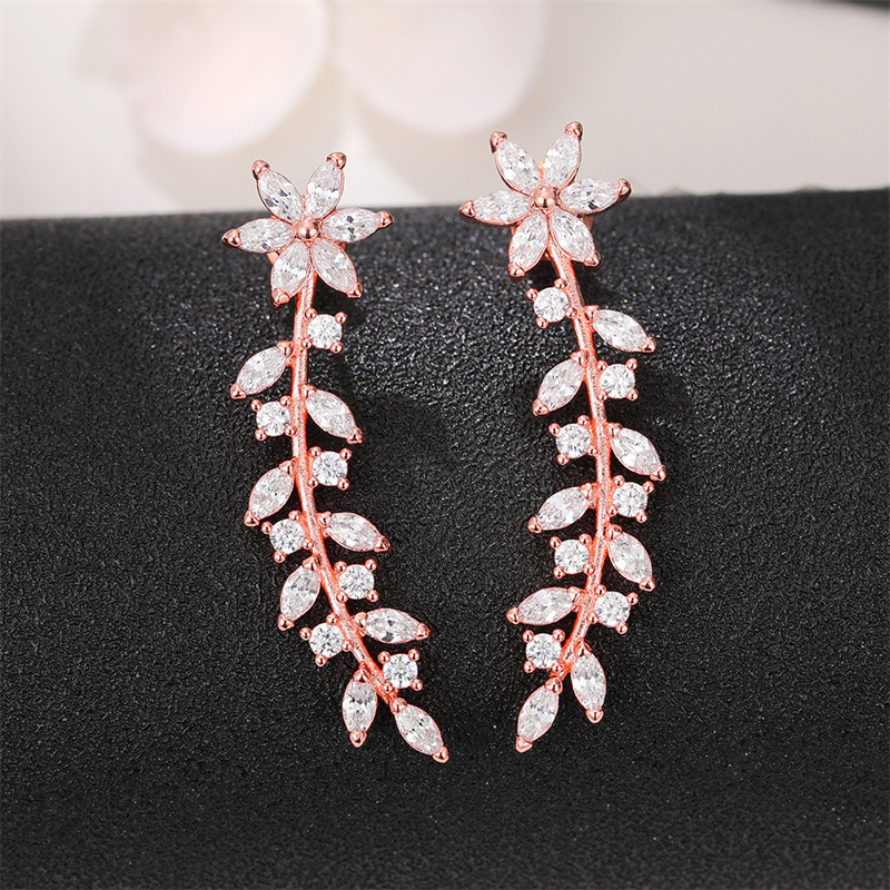 Cao Shi's style is popular on internet, with the same ear hook as Huiqiao's earrings. Song Zu'er has full diamond flower_voghion.com