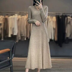 秋冬のフランスvネックのニットワンピースの女性の中には、小香風とコートの雰囲気があります。