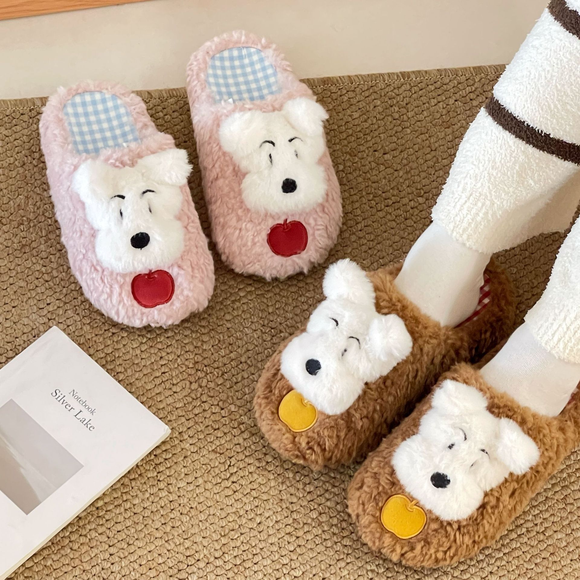 2025 otoño y invierno de las tierras altas occidentales con una base gruesa de vello antideslizante zapatillas de lana multifacéticas de alto valor de cara lindas zapatillas de algodón de dibujos animados para mujeres