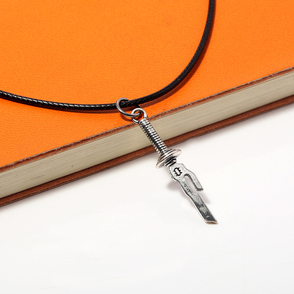 Collana uomo anime con pendente spada nera in metallo personalizzata_voghion.com