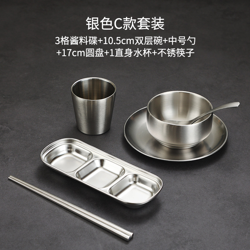 韓国式ステンレス焼肉食器鍋みそ皿に調味料皿をつけて金色の箸を並べます。|undefined