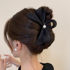 シンプルで高級感のあるシワの蝶結びは新しい優雅なヘアピンを挟みます。