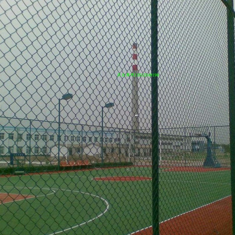 重庆金属筛网体育球场围网包塑勾花护栏网运动场围网篮球场围网