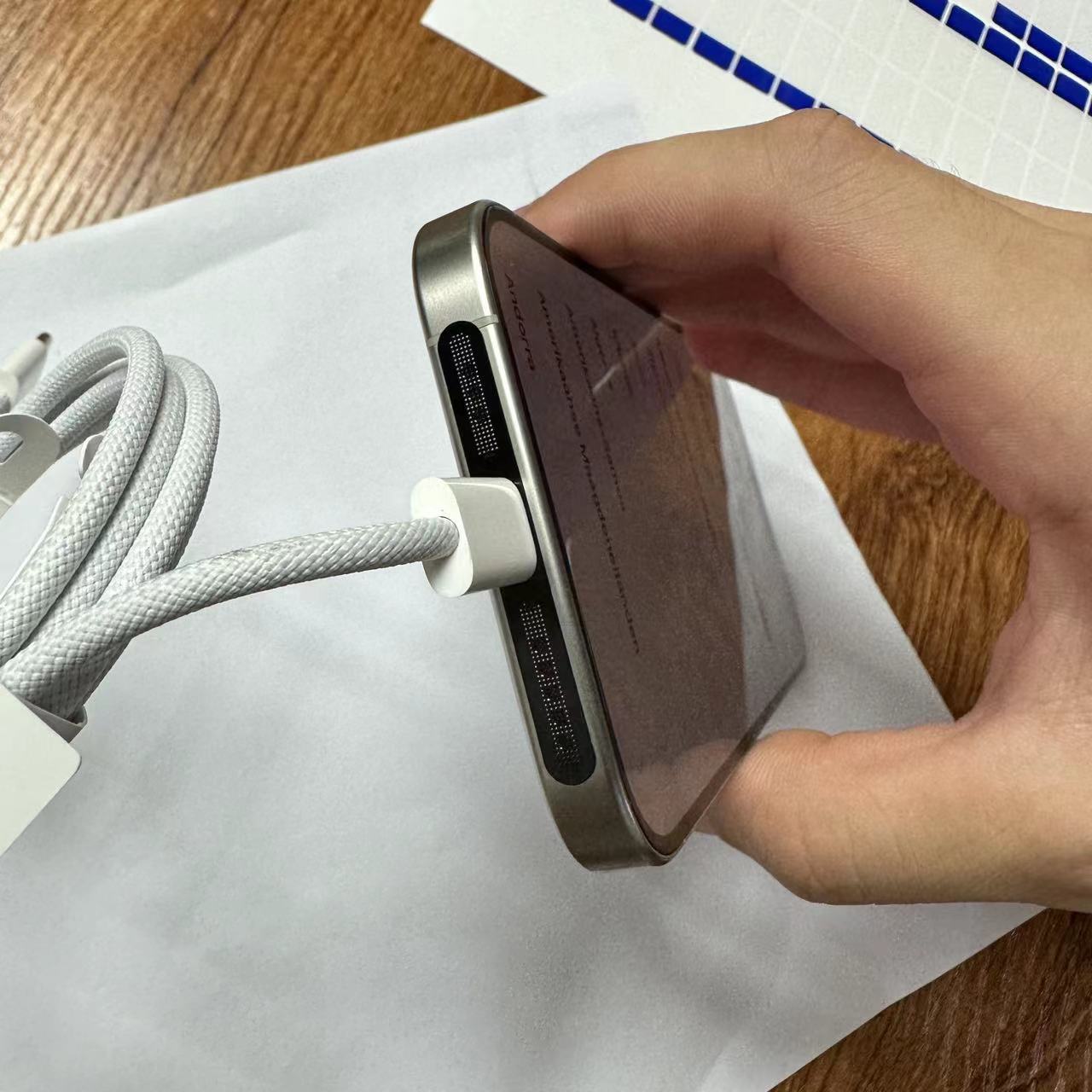 Aplicable a iPhone15 inferior de metal a prueba de polvo Net Apple 15Pro altavoz de metal a prueba de polvo pegatinas especiales 15 pegatinas