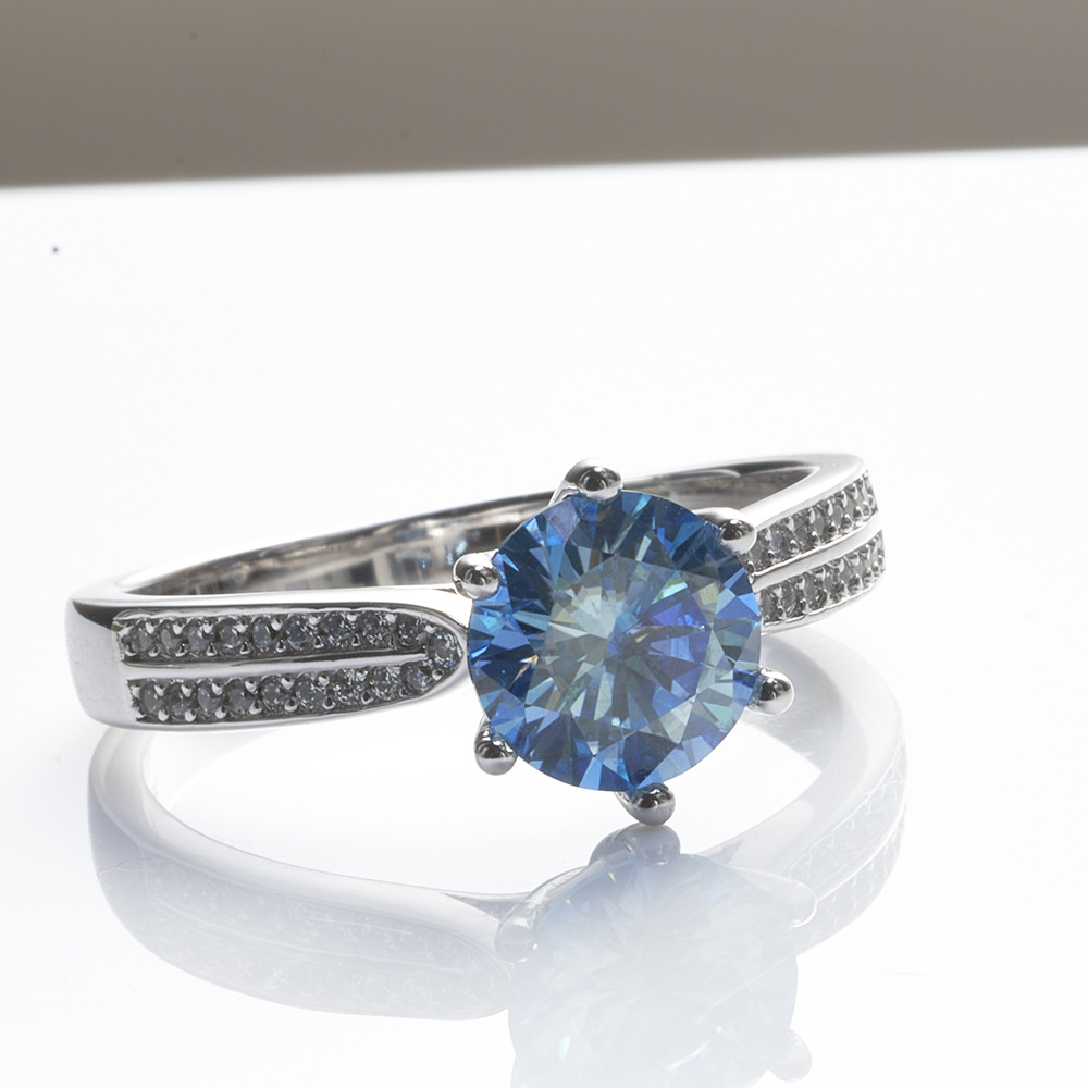 Anillo de piedra azul de diamante