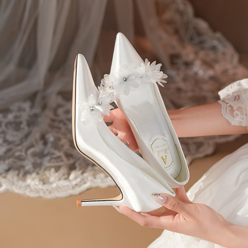 Witte satijnen bruidsschoenen met applicaties, stilettohakken, sexy hoge hakken voor bruidsmeisjes, bruidsjurk, banket_voghion.com