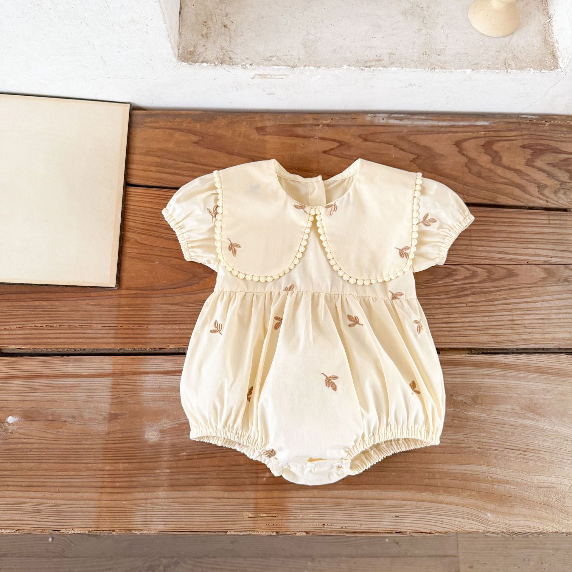 Ins versión coreana de la niña bebé de algodón bordado de dibujos animados solapa de manga corta mamelero de una pieza de moda de verano para bebés y niños pequeños