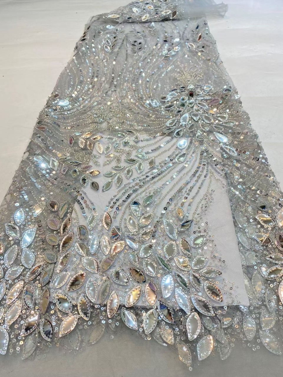 Púrpura negro oro láser pieza de tubo de cuentas bordado de alta definición ropa de rendimiento moda estilo étnico tela de bordado de lentejuelas pieza de tela láser