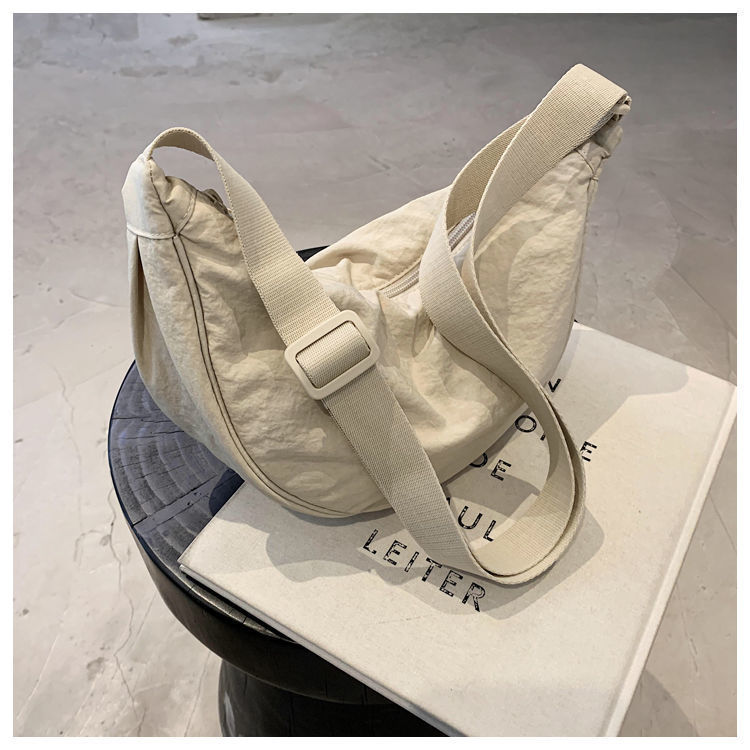 The new fashionable crossbody bag is a versatile and high-end bag for women, a casual and trendy single-shoulder bag, a crescent-shaped bag, and a dumpling bag for women undefined