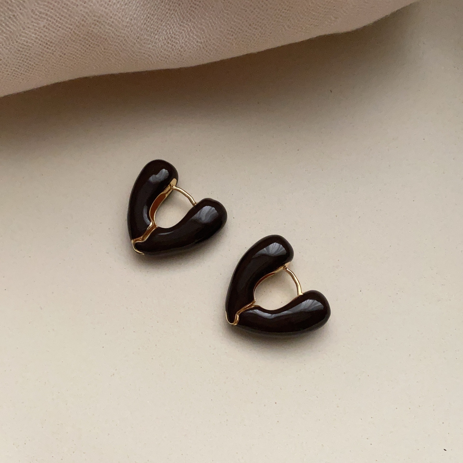 Europa y los Estados Unidos viento frío aretes de metal geométrico de alta calidad 2025 nuevo estilo estilo estilo nicho único pernos de aretes para mujeres