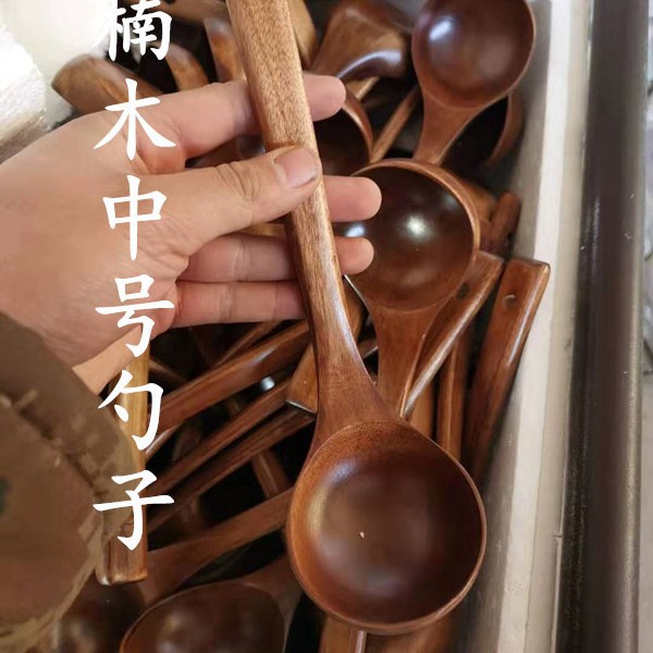 The diameter of the medium-sized nanmu spoon is about 7.5 cm
