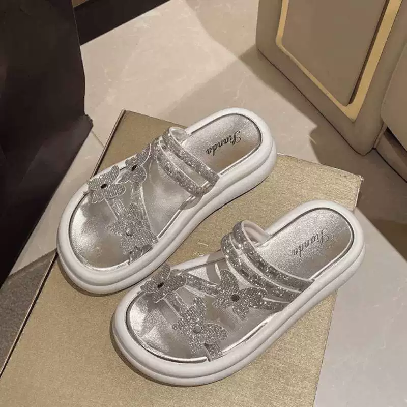 Женские тапочки с высоким низом для ношения на улице летом, модный сказочный стиль со стразами и юбкой, новые сандалии на платформе на толстой подошве 2025 года.