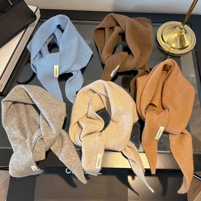 Gebreide driehoekige dameshoofddoek van 100% pure Australische wol. Een stijlvolle, warme en veelzijdige sjaal voor dames._voghion.com