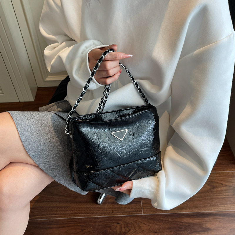 Bolsa de cadena de textura de alta calidad 2025 verano nuevo estilo bolso femenino moda patrón de agarre de mano bolso bandolera bordado con rombos