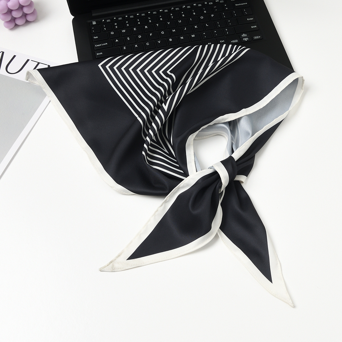 #223 삼각형 둥근 줄무늬 검정색 바닥