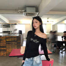 红人馆长袖t恤女2025新款初秋黑色打底衫小众不撞衫露肩斜肩上衣