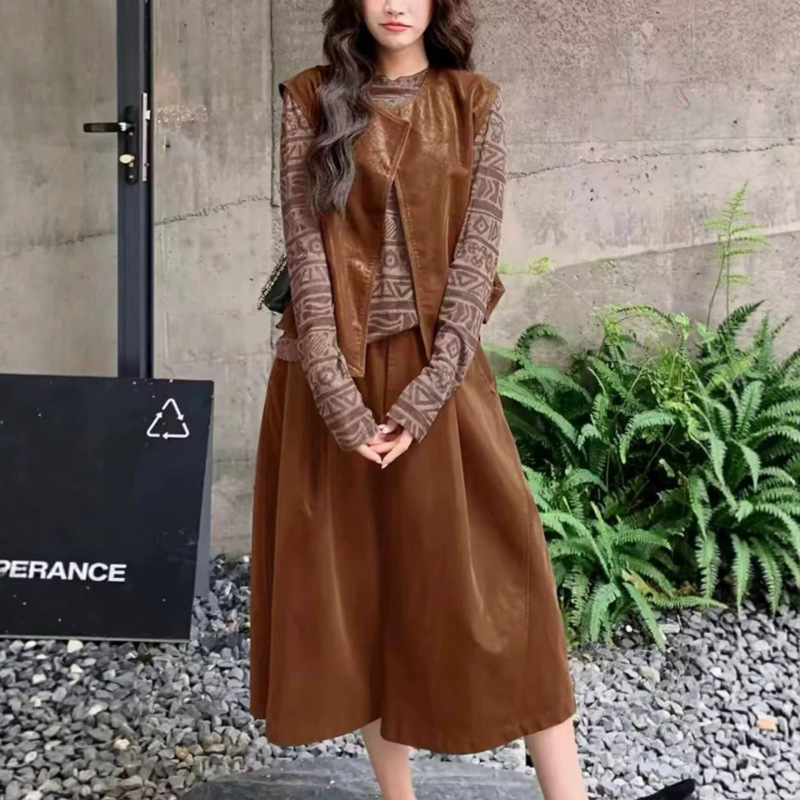 Korean Dongdaemun early autumn new design commuter solid color fashionable versatile slimming olive green leather vest top Korean Dongdaemun early autumn new design commuter solid color fashionable versatile slimming olive green leather vest top