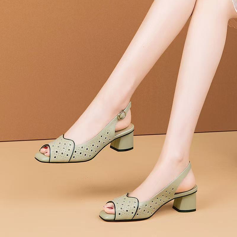 Sandalias de boca de pez huecas de moda de tacón grueso de todo fósforo trasero para mujer 2025 verano nuevo estilo sandalias de hebilla de tacón medio