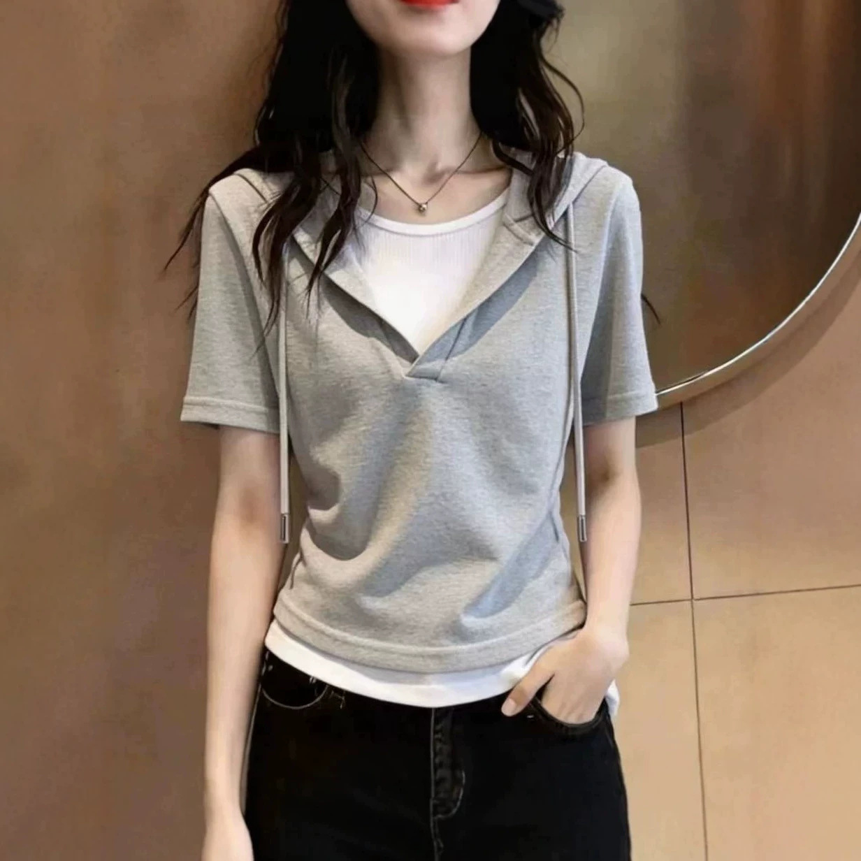 Áo thun nữ tay ngắn cổ tròn phối hai lớp mũ trần, thiết kế giả hai lớp tạo hiệu ứng che khuyết điểm — màu xám chi tiết 2