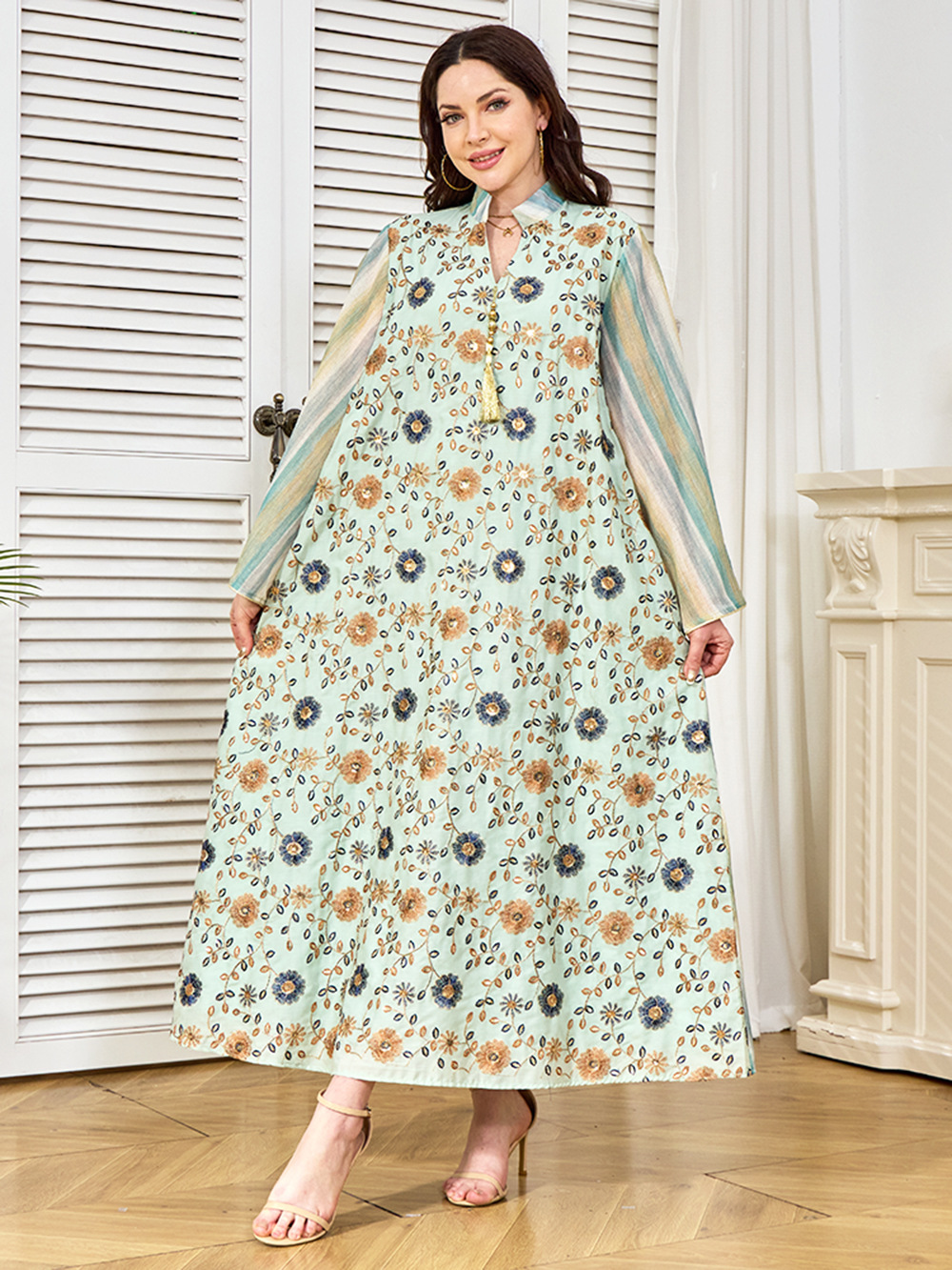Elegante abaya araba con ricami e paillettes da donna_voghion.com