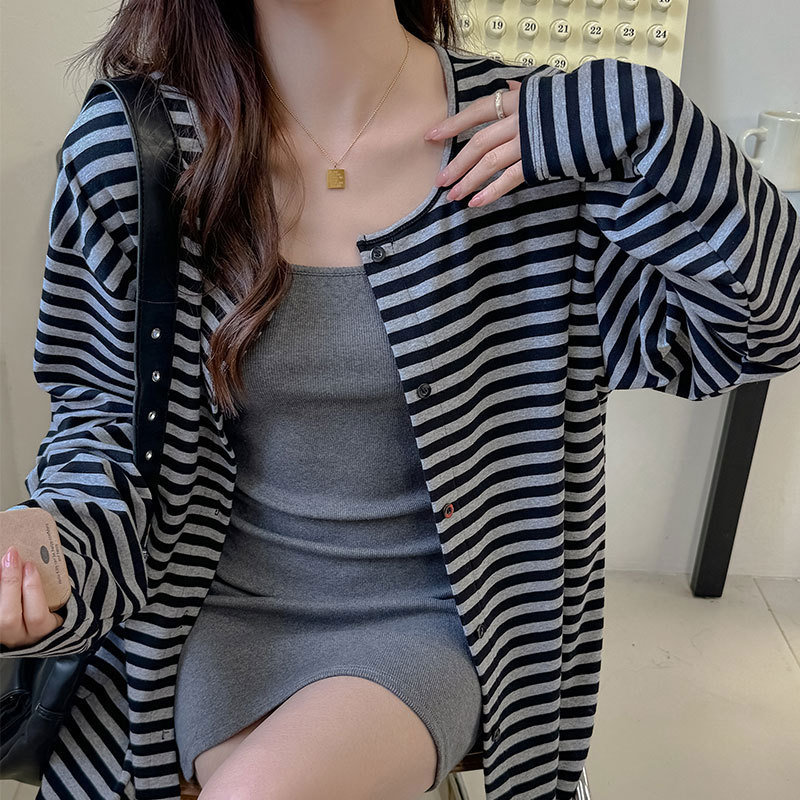 미국 레트로 롱 코트 여성의 봄과 여름 새로운 콘트라스트 컬러 스트라이프 느슨한 캐주얼 긴 소매 고급 카디건의 엄격한 선택