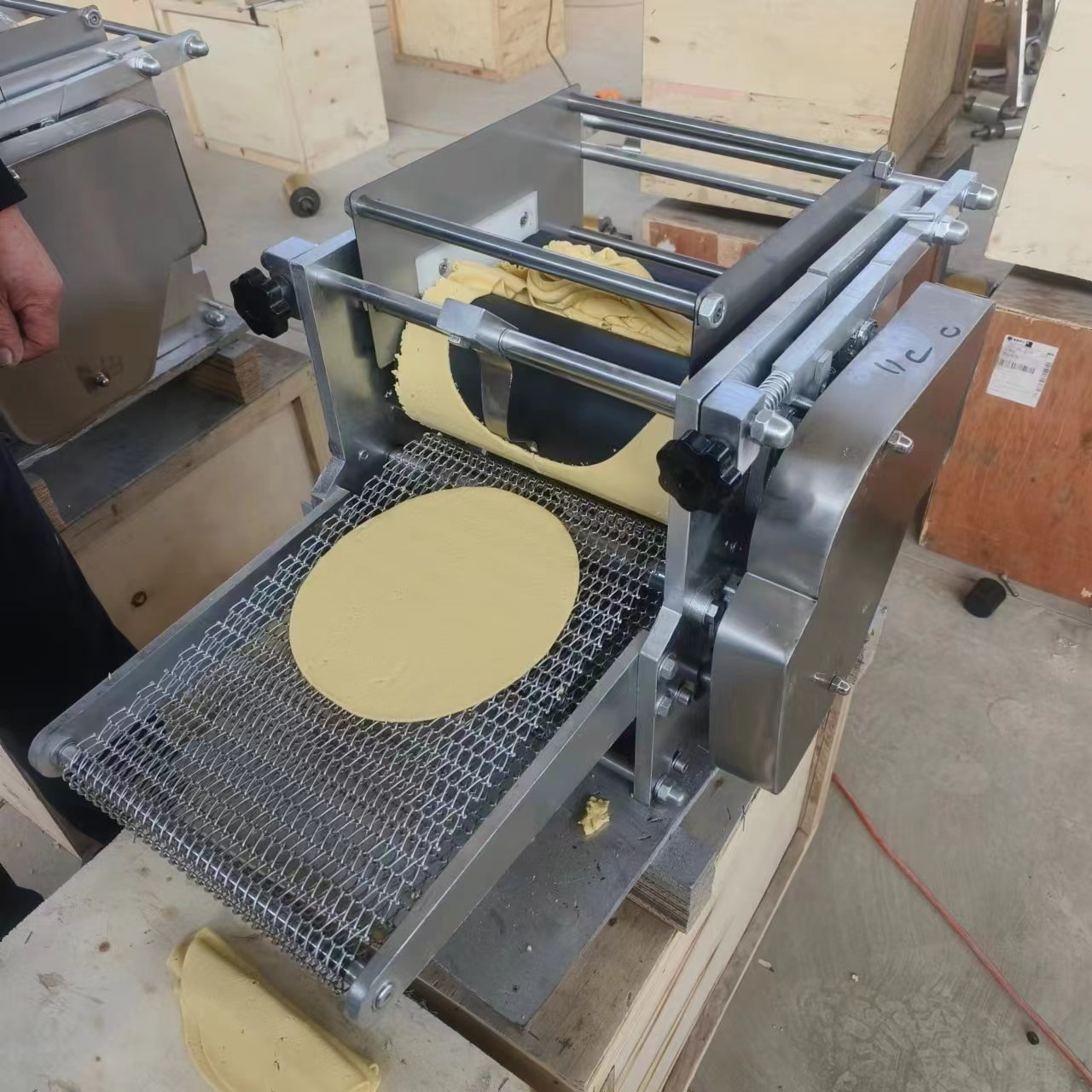Máquina para hacer tortillas mexicanas, máquina pequeña para tortillas de maíz multigrano, máquina para hacer tortillas totalmente automática, equipo de exportación para comercio exterior.