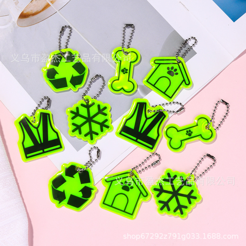 Transfronterizo nuevo llavero reflectante de advertencia nocturna de seguridad colgante de mochila hueso logotipo ecológico