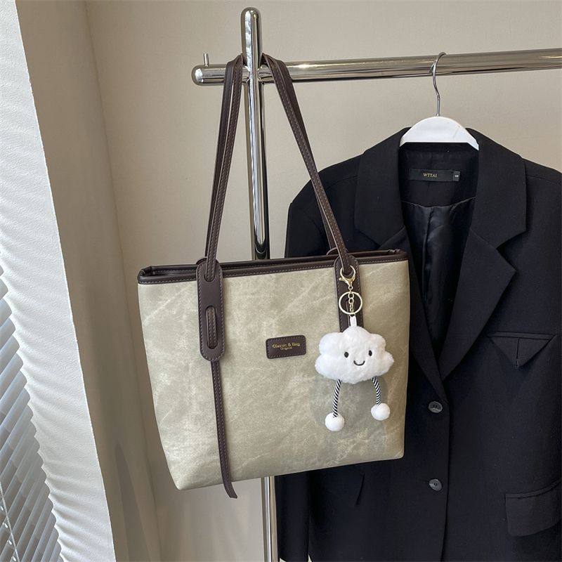 긴 다리가 있는 미색 구름 펜던트