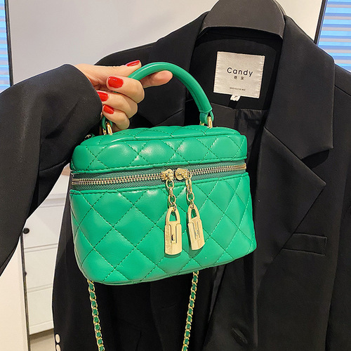 2024 New Water Bucket Bag with Herringbone Pattern, Large Capacity Street Fashion Handheld Makeup Bag, Single Shoulder or Crossbody with Small Chain, Women's Bag