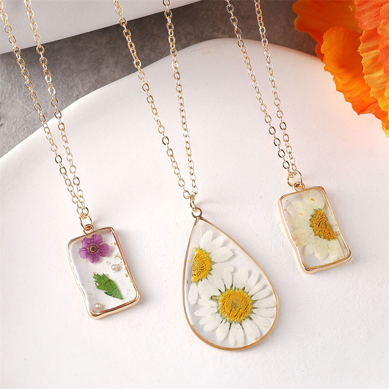 15g Weight Resin Pendant Material Pendant Necklace Classification Alloy Chain Material 1 Piece Quantity Casual Occasion Alloy, Resin Material Flower Pattern Unisex Gender Plating Design Pastoral, Simple Style Style Pastoral Simple Style Flower Alloy Resin Wholesale Pendant Necklace 10