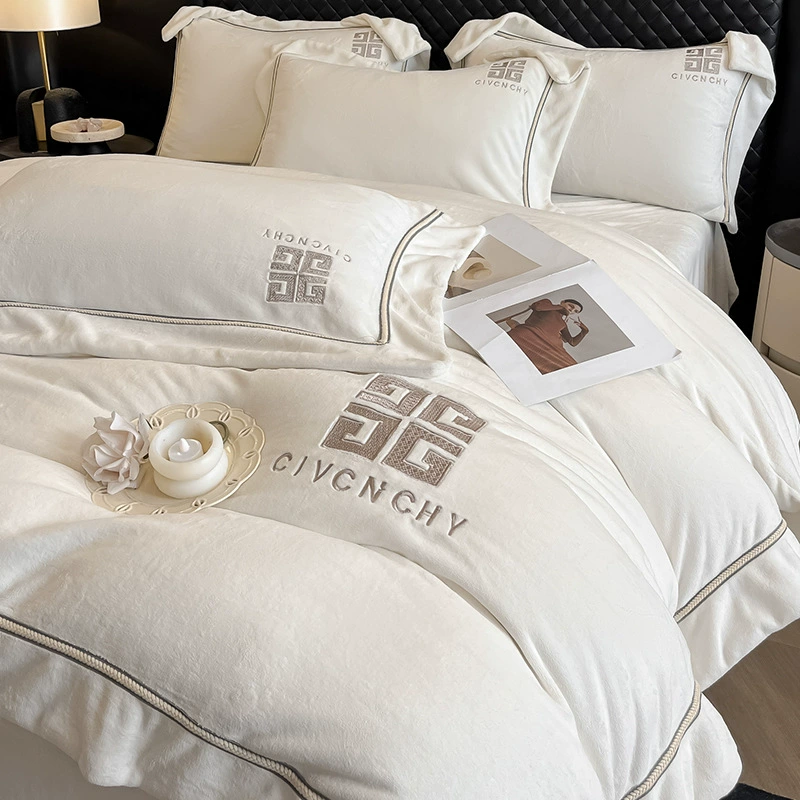 Категория А. Флис из четырех частей на кровати. Коралловое одеяло. Тепло и утолщение.