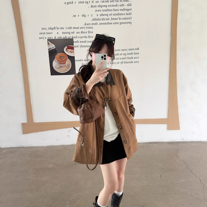 Winter 2025 New Style Lazy Barn-Style Coffee-Colored Lapel Color-Blocked Plaid Faux Fur Trench Coat for Women Winter 2025 New Style Lazy Barn-Style Coffee-Colored Lapel Color-Blocked Plaid Faux Fur Trench Coat for Women