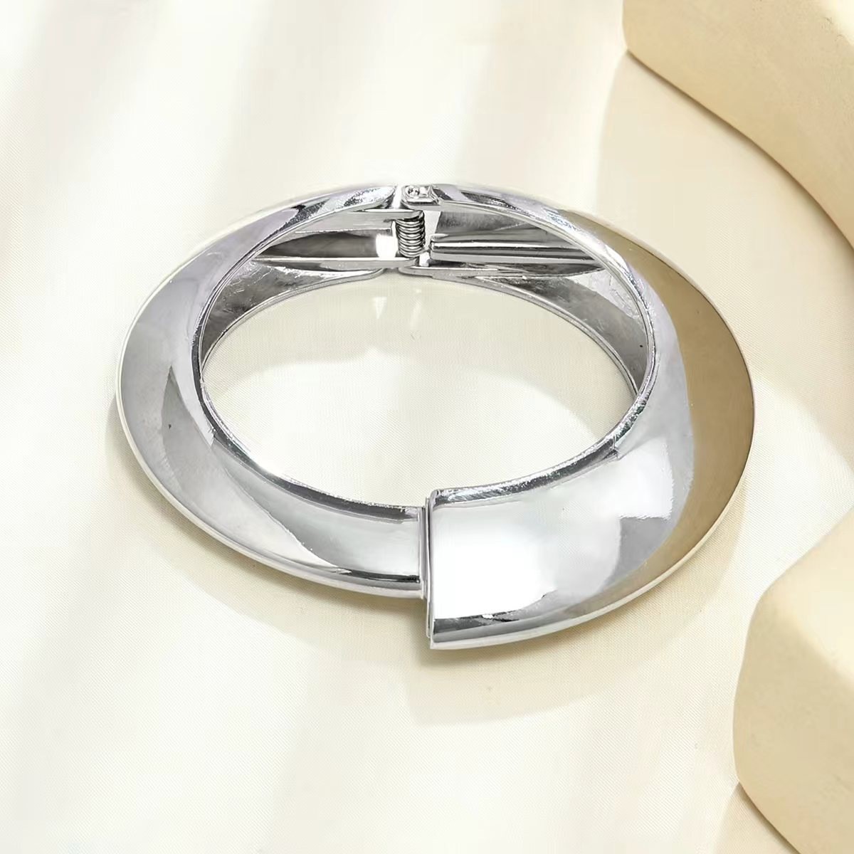 Joyería popular transfronteriza europea y americana, simple y moderna, pulsera de metal hueca de borde ancho, única y llamativa.